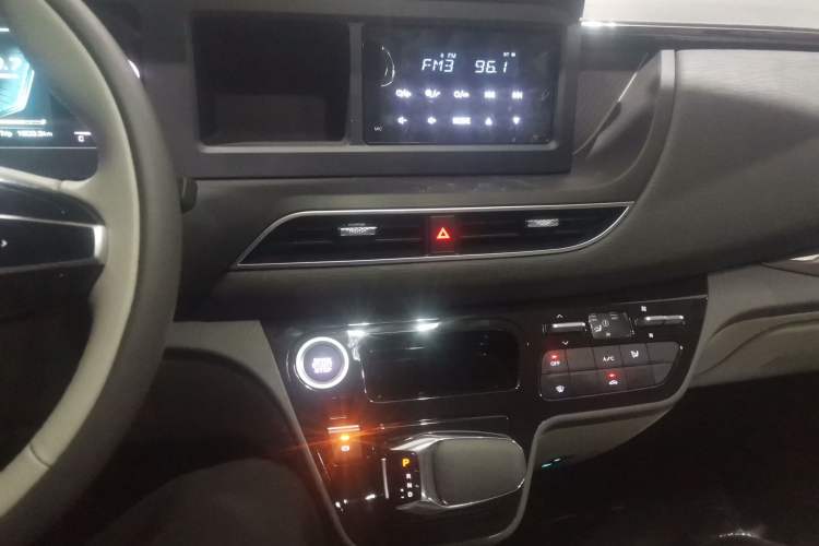 Used Sinotruk Pioneer V 2024 Multi-Function Version 2.0T Automatic Short Wheelbase Mid-Roof
