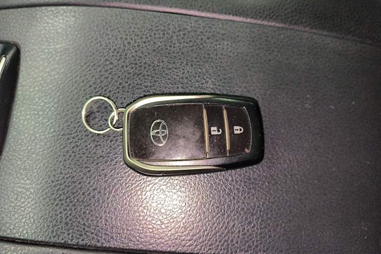 Used Toyota Highlander 2017 2.0T Four-Wheel Drive Luxury Edition 7 Seats Vehicle Key