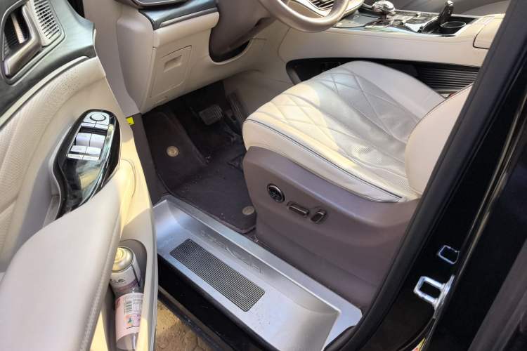 Used Denza D9 2022 DM-i 1040 Prestige Model
