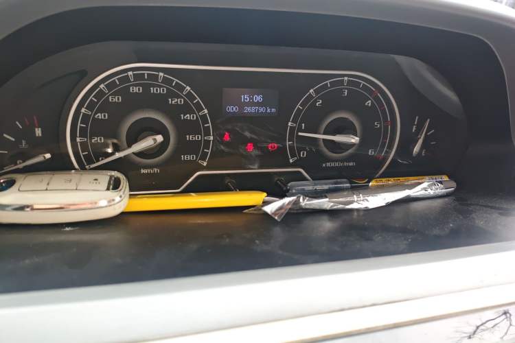 Used SAIC MAXUS Xintu V80 2019 2.5T Classic Model 6-Speed Manual – Aoyuntong Modified Version with Long Wheelbase High Roof and 7 Seating Capacity
