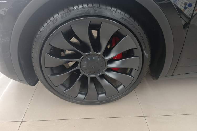 Used Tesla Model Y 2022 Performance High-Performance All-Wheel-Drive Version Left Front Wheel Hub