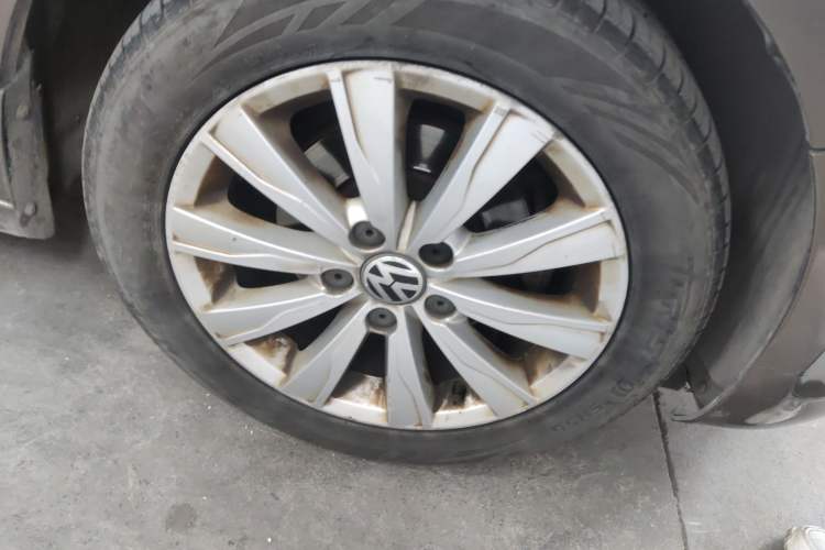 Used Volkswagen Sagitar 2012 1.6L Automatic Comfort Edition Right Front Wheel Hub