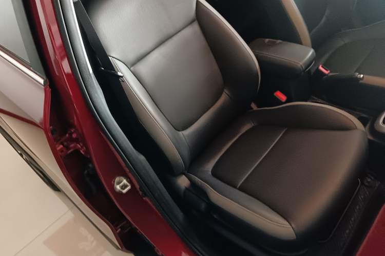 Used Kia kx1 Stonic 2019 1.4L Automatic Sport Edition China VI Right Front Seat