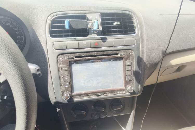 Used Volkswagen Polo 2013 1.4L Automatic Comfort Edition Audio And AC Panel