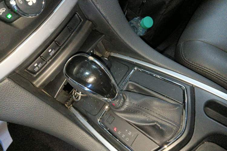 Used JMC Yusheng S350 2013 2.4T Automatic 2WD Diesel Luxury Edition 5 Seats
