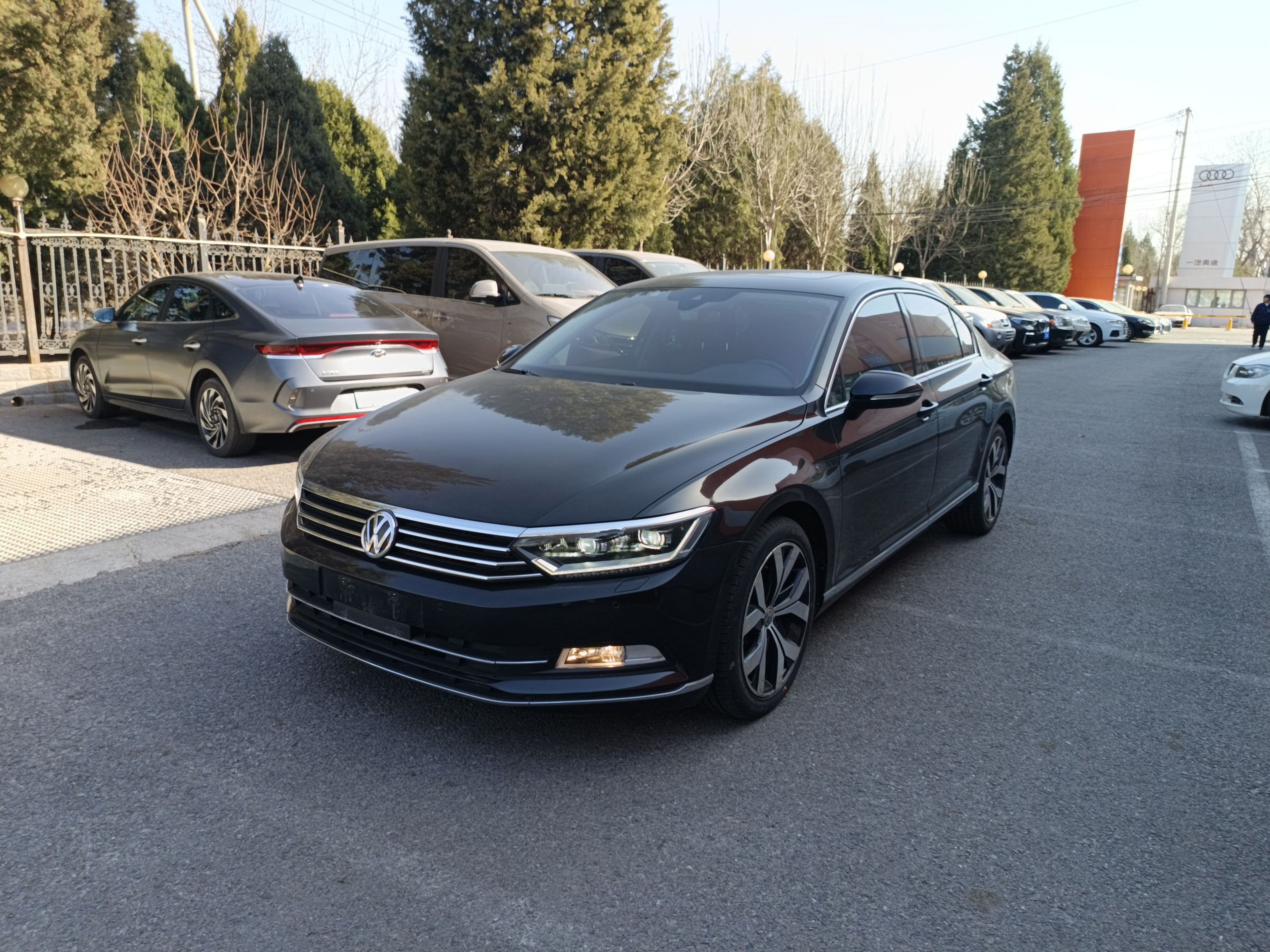 Под передней частью автомобиля