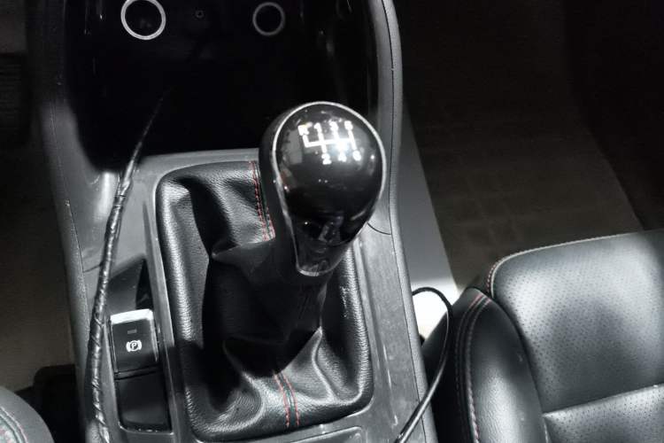 Used CHANGAN CS75 2017 Shangku Edition 1.5T Manual ZhiXiang Model Gear Lever