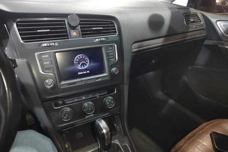 Used Volkswagen Golf 2017 1.6L Automatic Comfort Million-Vehicle Anniversary Edition Audio And AC Panel