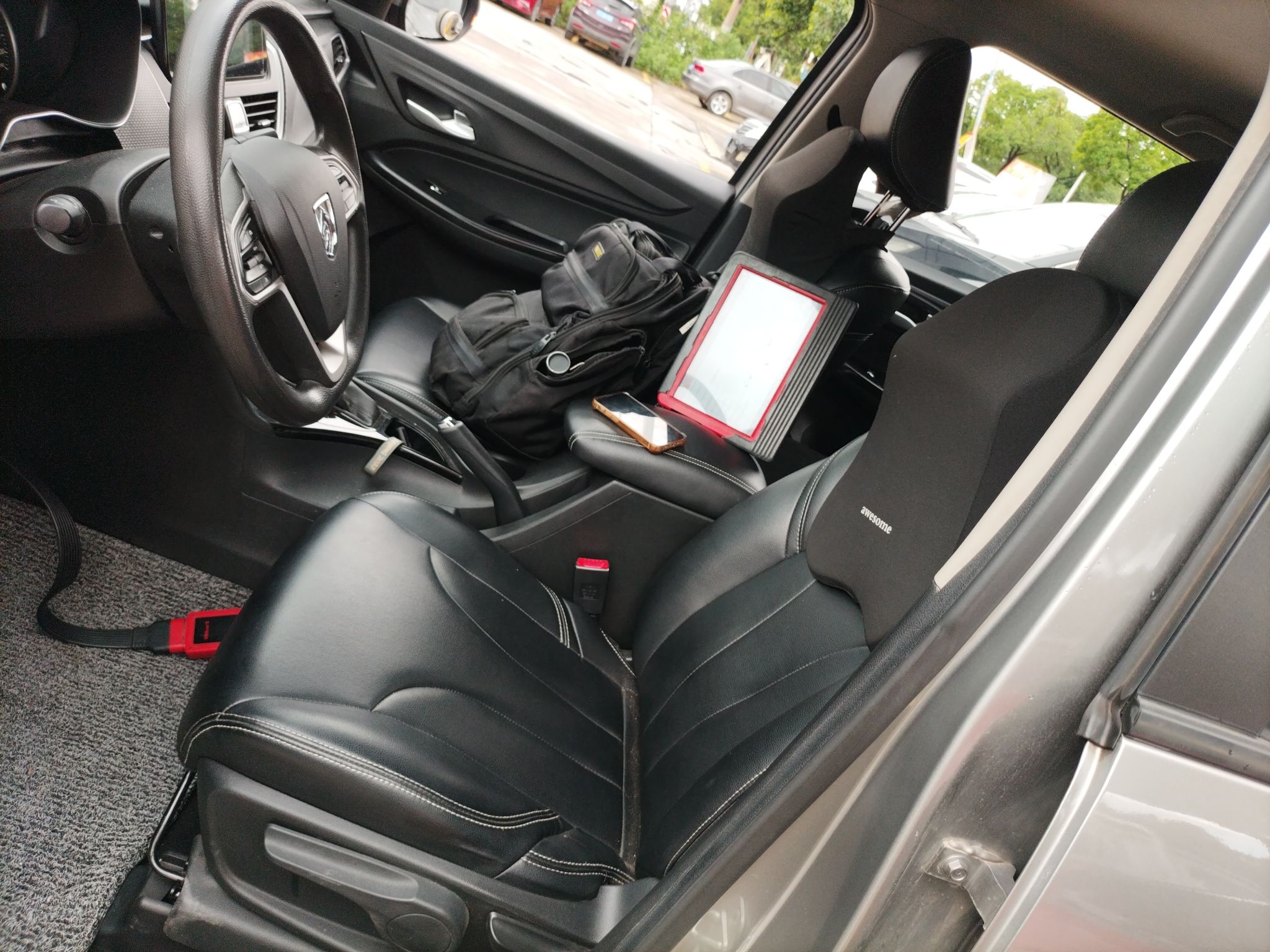 المقاعد الأمامية داخل السيارة