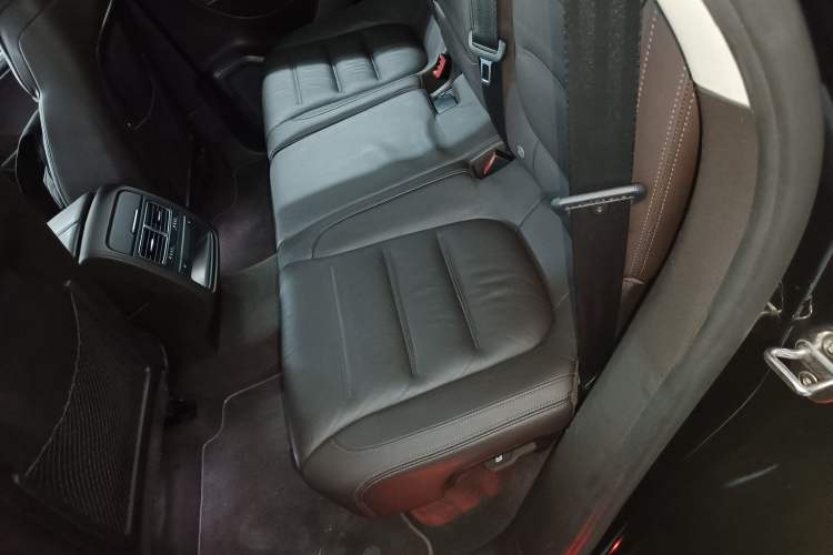 Used Volkswagen Touareg 2016 3.0 TSI High-End Version Left Rear Seat