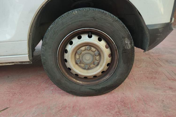Used BAIC Ruixiang Boteng V2 EV 2022 Enclosed Van Standard Type Henan Lithium Battery Right Front Wheel Hub