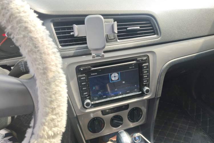 Used Volkswagen Lavida 2015 1.6L Automatic Fashion Edition Audio And AC Panel