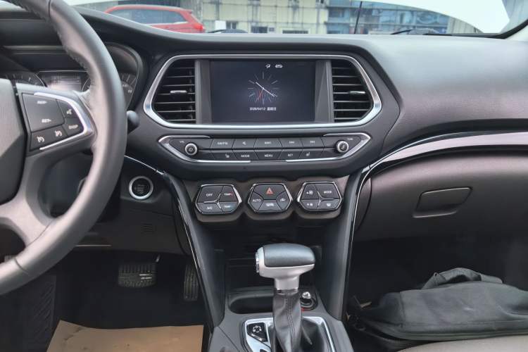 Used GAC Trumpchi GS4 2017 235T Automatic Two-Wheel Drive Luxury Smart Connectivity Version Audio And AC Panel