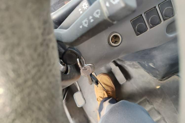 Used Ford Classic Transit 2013 2.8T Diesel Logistics Model with Short Wheelbase and Mid-Roof JX493ZLQ4
