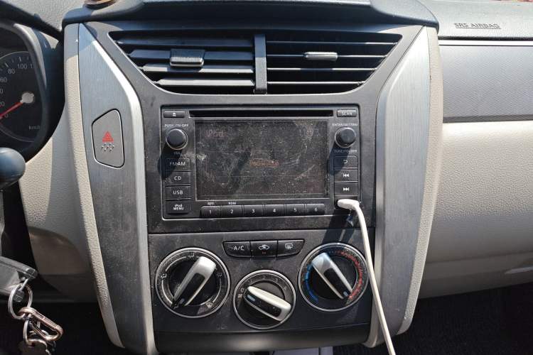 Used Venucia R50 2015 1.6L Automatic Fashion Edition Audio And AC Panel