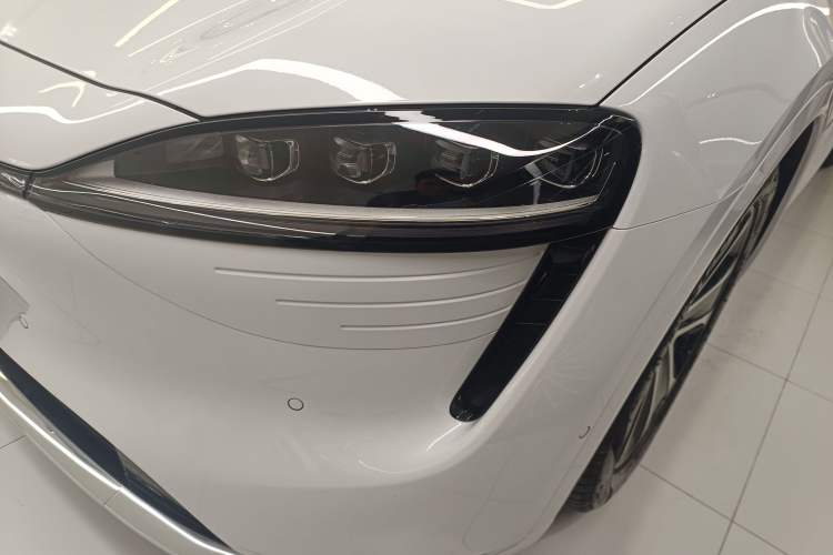 Used Hima Luxeed R7 2024 All-Electric 802 km Max
