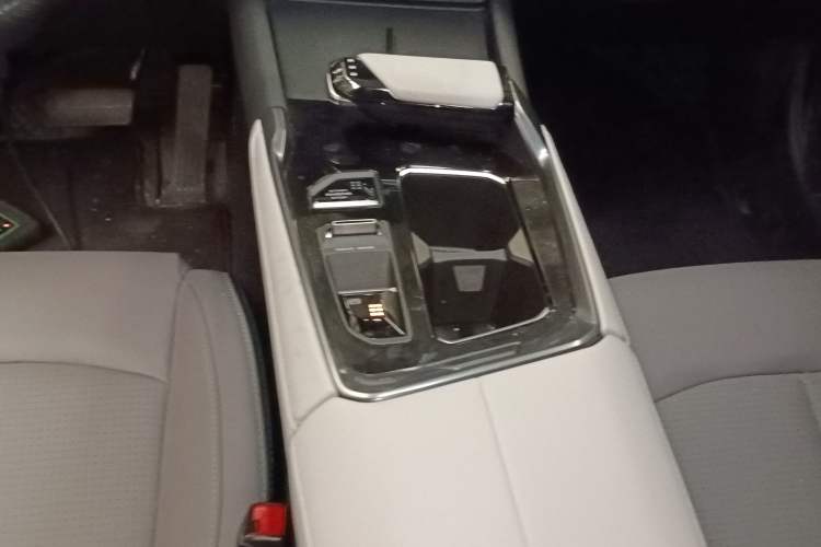 Used CHANGAN UNI-T 2023 Second-Generation 1.5T Prestige Model Gear Lever