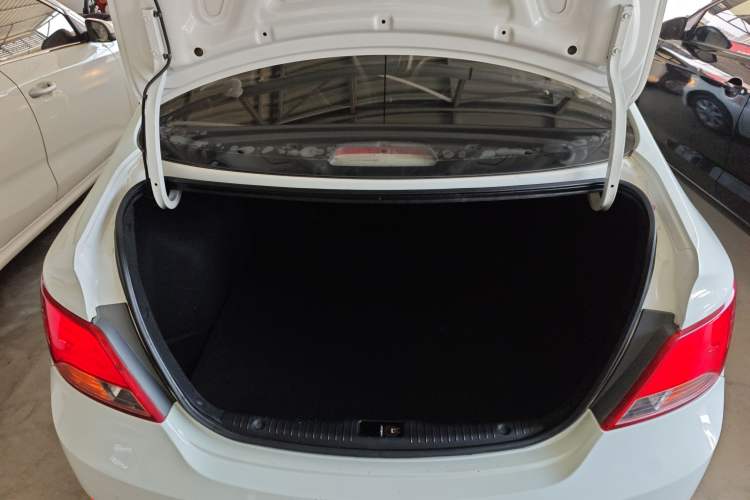 Used Hyundai Verna (older generation) 2014 1.4L Manual Smart GLS Trim Trunk