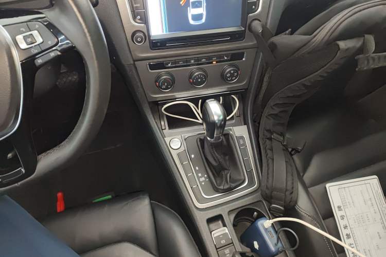 Used Volkswagen Golf 2014 1.4TSI Automatic Luxury Model Gear Lever