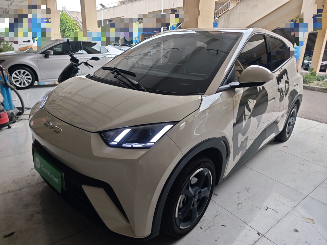 Под передней частью автомобиля
