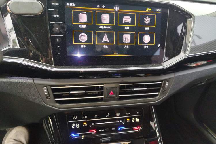 Used Volkswagen Tayron 2020 330TSI Two-Wheel Drive Luxury Connected Pro Edition Audio And AC Panel