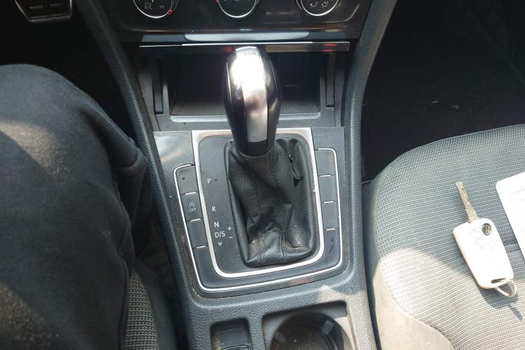 Used Volkswagen Golf 2018 230TSI Automatic Comfort Model Gear Lever