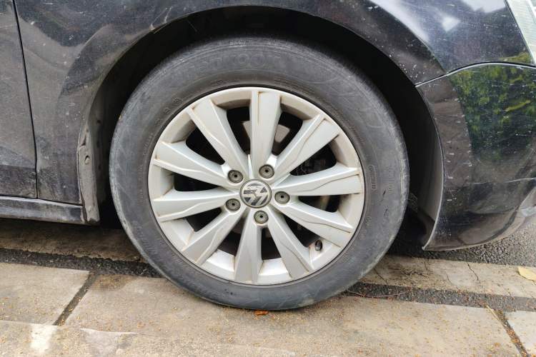 Used Volkswagen Sagitar 2014 Revised Version 1.4TSI Manual - Fashion Edition Right Front Wheel Hub