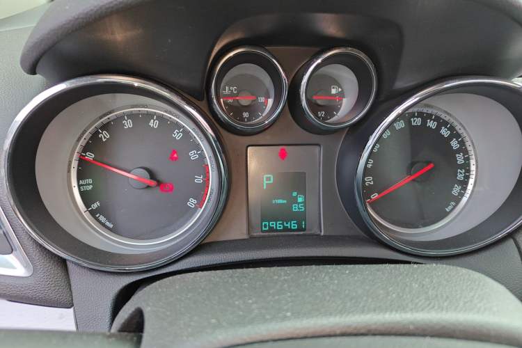 Used Buick Encore 2015 1.4T Automatic Two-Wheel Drive Urban Leading Model Instrument Cluster