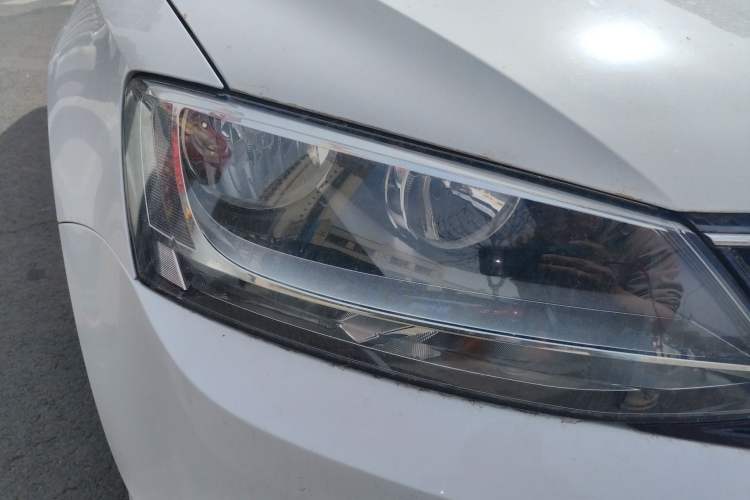 Used Volkswagen Sagitar 2018 1.6L Manual Comfort Model Right Front Headlight