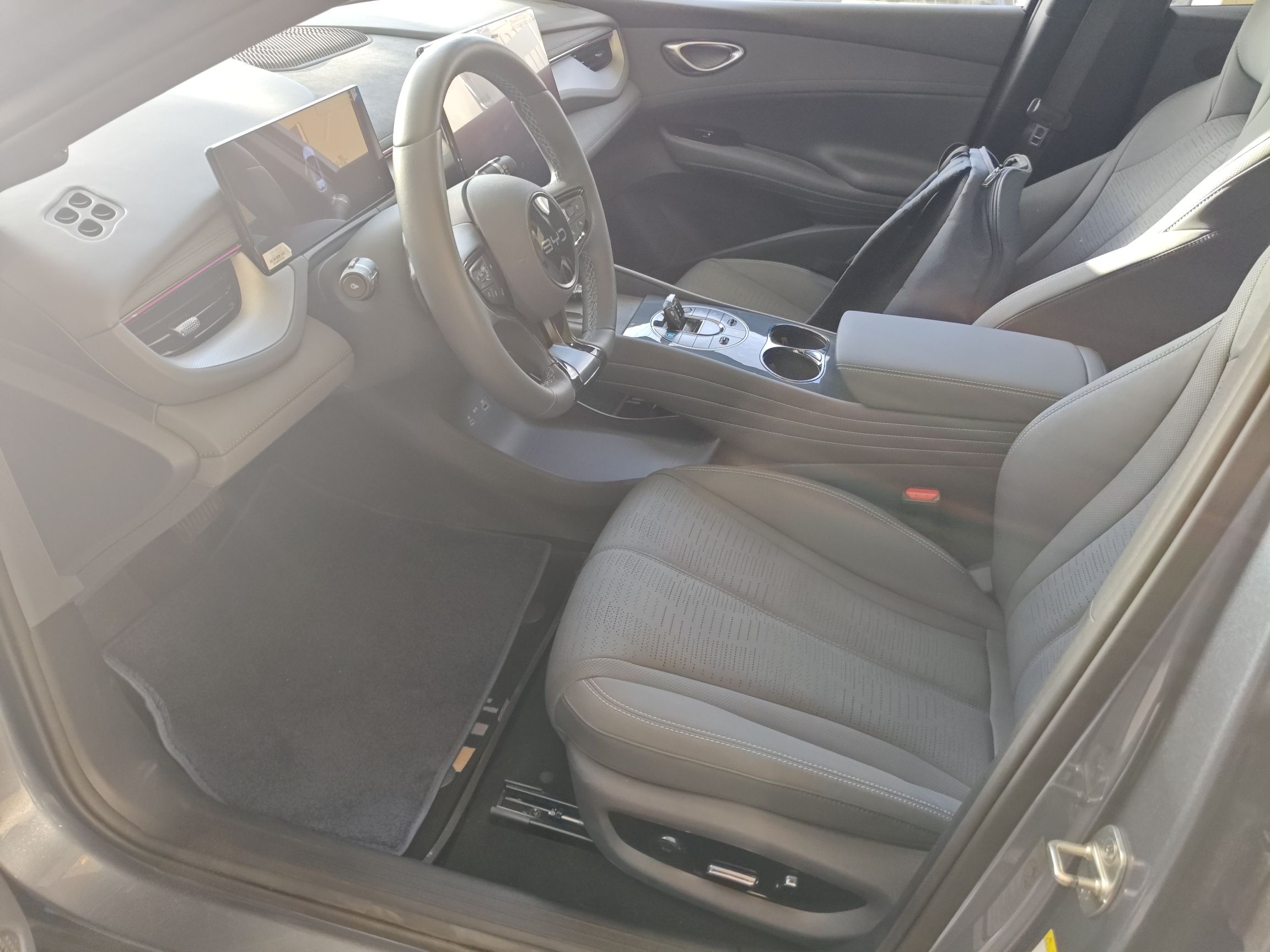 Переднее сиденье в автомобиле