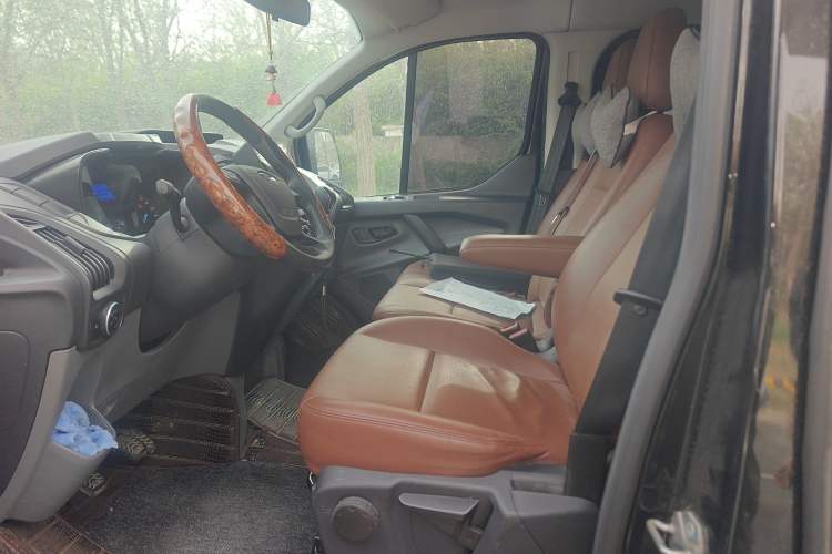 Used Ford Transit 2020 2.0T Diesel Multi-Function Commercial Vehicle Mid-Chassis Low-Roof Design with Dual Rear Doors Meeting China VI Emission Standards