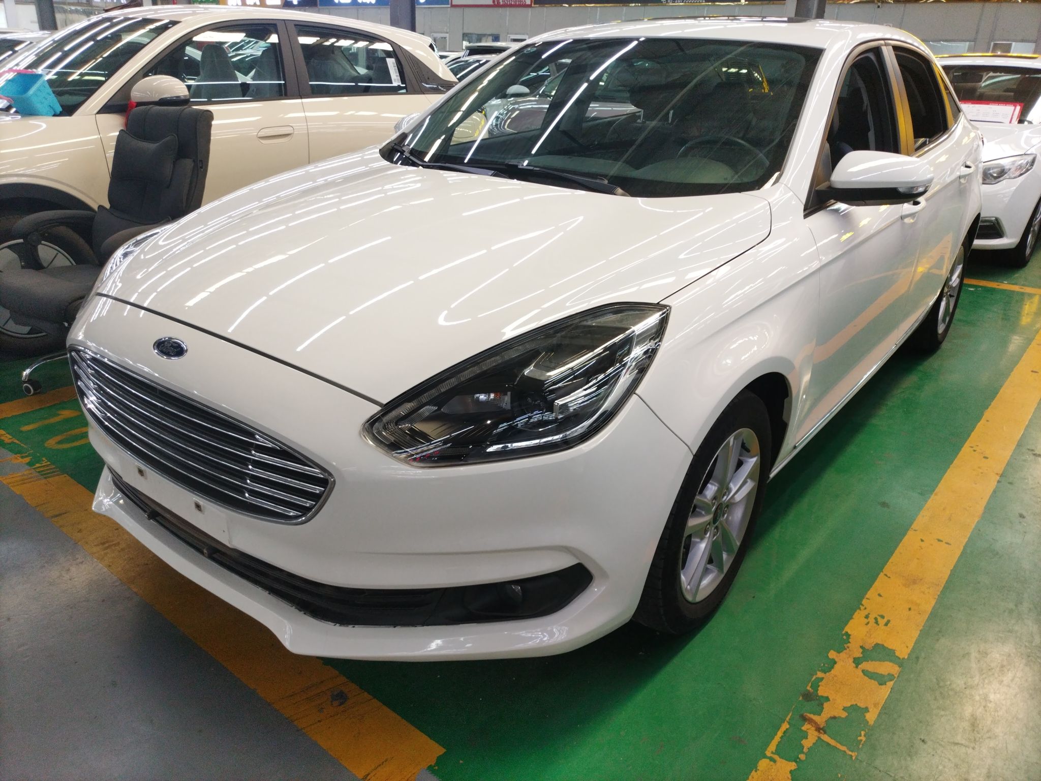 تحت مقدمة السيارة