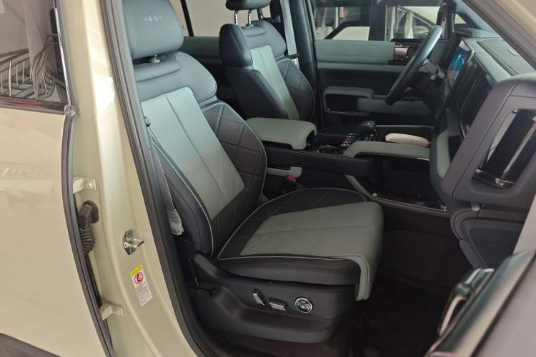 Used Formula Leopard 5 2023 Navigator Edition Right Front Seat