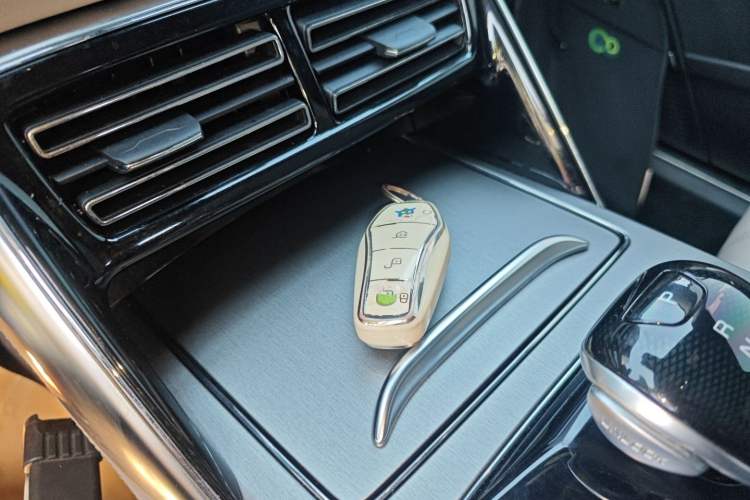 Used BYD Tang New Energy 2024 DM-p Glory Edition 215KM All-Wheel-Drive Premium Model Interior 1