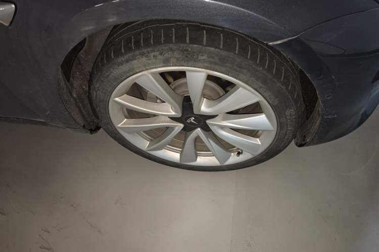 Used Tesla Model 3 2020 Revised Version Standard Range Rear-Wheel Drive – Upgraded Edition Right Front Wheel Hub