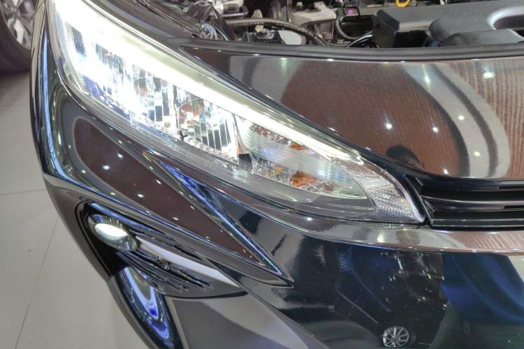 Used Toyota Wildlander 2020 2.0L CVT Two-Wheel Drive Luxury Edition Right Front Headlight