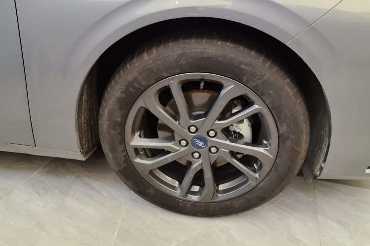 Used Ford Mondeo 2025 2.0T EcoBoost Luxury Version Right Front Wheel Hub