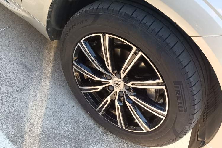 Used Volvo XC60 2021 T5 4x4 Smart Luxury Edition Right Front Wheel Hub