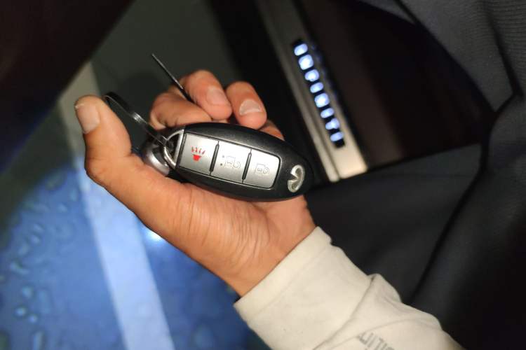 Used Infiniti QX50 2013 2.5L Two-Wheel-Drive Elegant Edition
