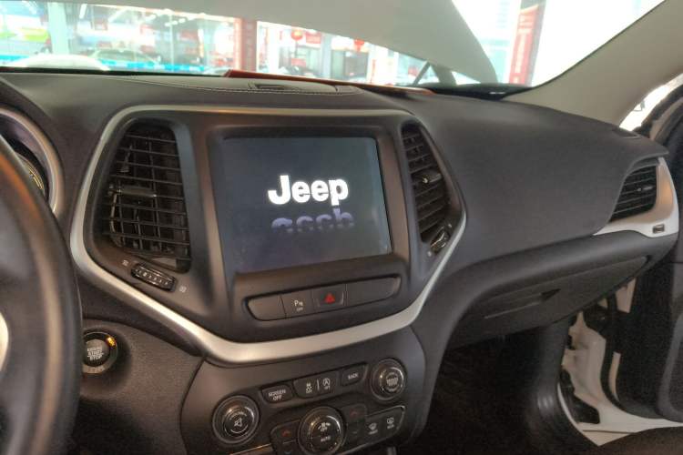 Used Jeep Cherokee 2020 2.0L Two-Wheel Drive Classic Sports Edition Audio And AC Panel