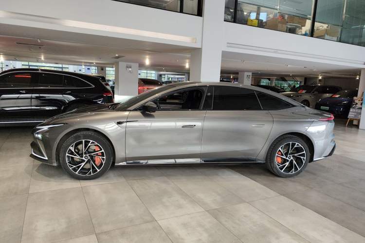 Used IM L7 2022 Dynamic Model Left Side