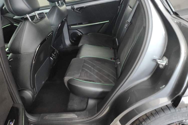 Used VOYAH FREE 2025 318 259 km All-Wheel-Drive Exploration Edition
