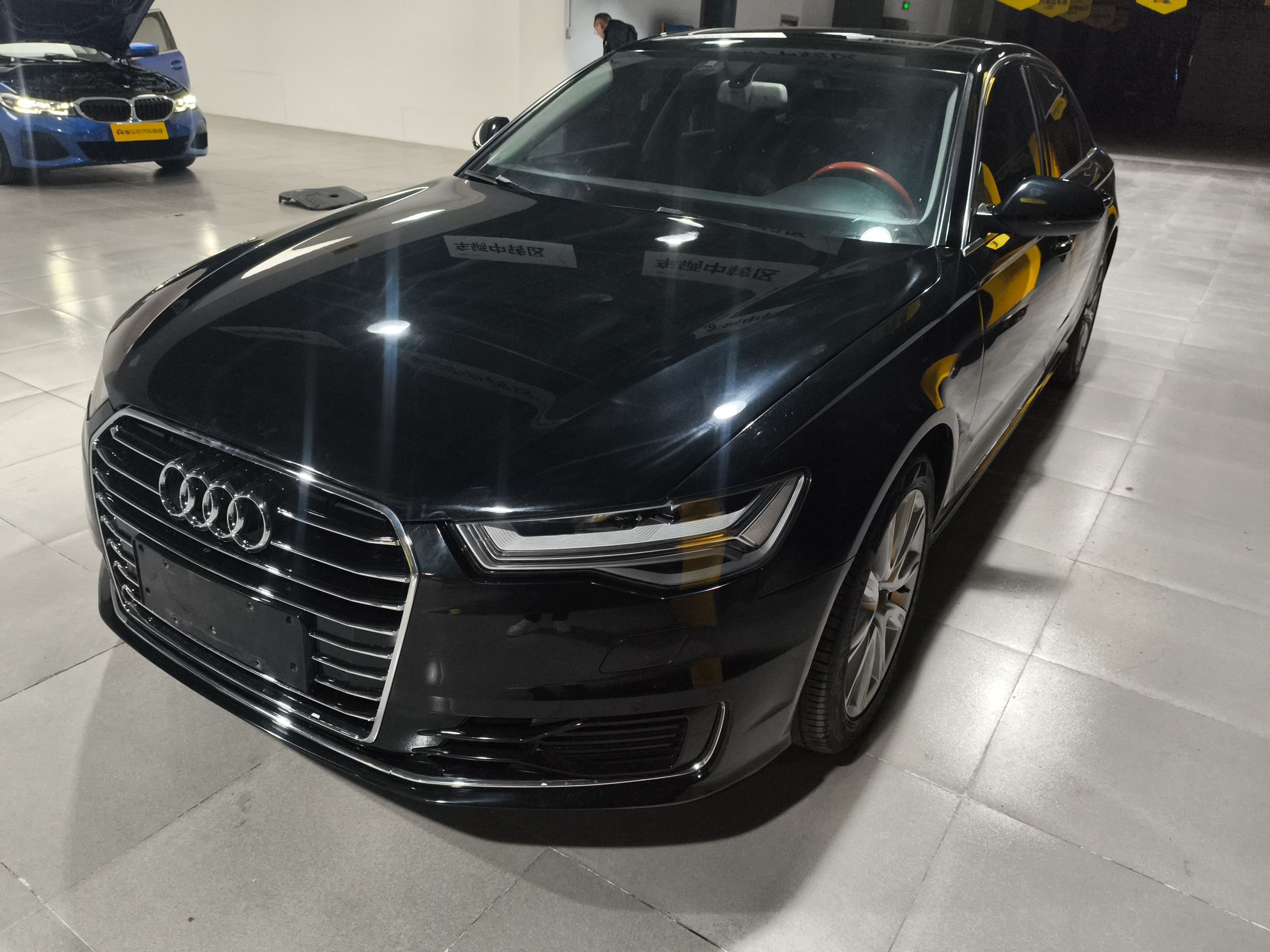 تحت مقدمة السيارة