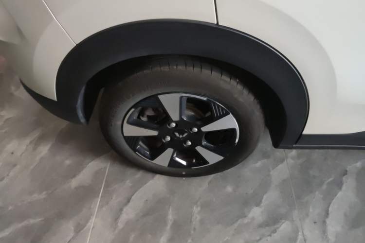 Used Wuling Bingo PLUS 2024 330 km Range Five-Seater Version Right Rear Wheel Hub