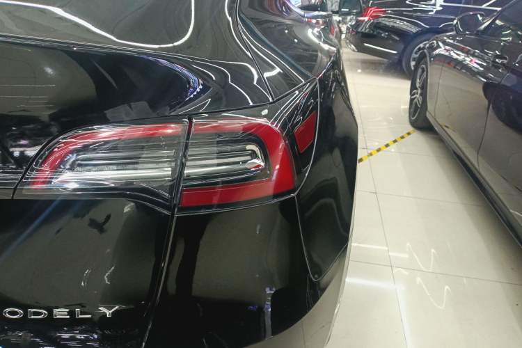 Used Tesla Model Y 2021 Standard Range Rear-Wheel Drive Version Right Rear Taillight