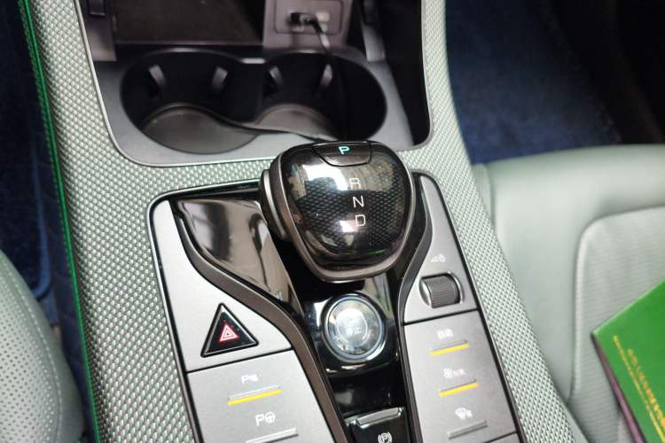 Used BYD Han 2022 EV 610 km All-Wheel-Drive Qianshan Cui Limited Edition Gear Lever