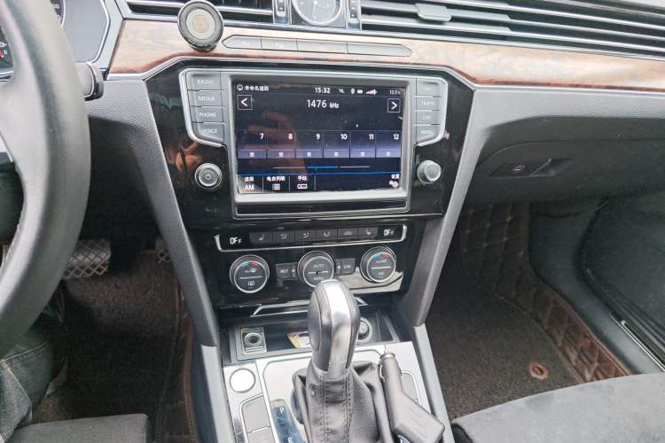 Used Volkswagen Magotan 2017 330TSI DSG Luxury Model Audio And AC Panel