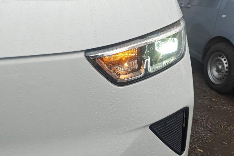 Used Wuling Yangguang 2024 300KM Comfort Version Passenger Van 75kW
