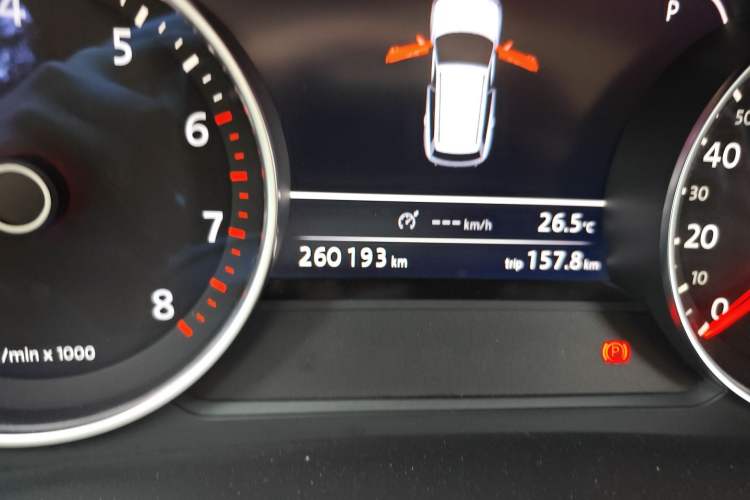 Used Volkswagen Touareg 2011 3.0 TSI High-End Version Odometer Close Up