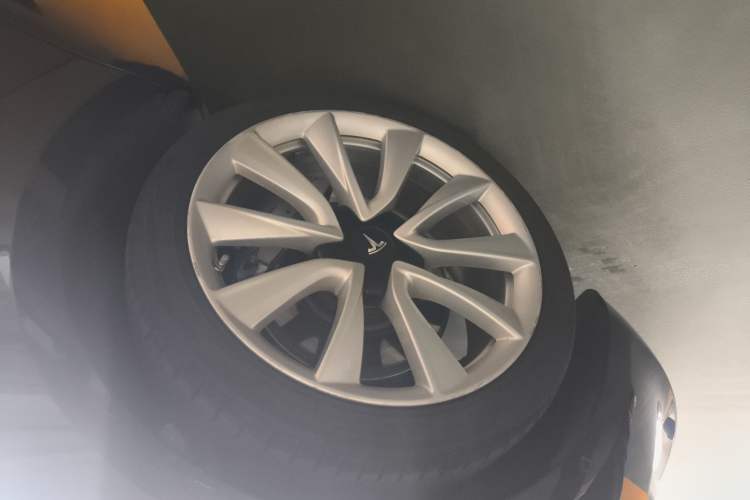 Used Tesla Model 3 2019 Long-Range Rear-Wheel-Drive Version Left Front Wheel Hub